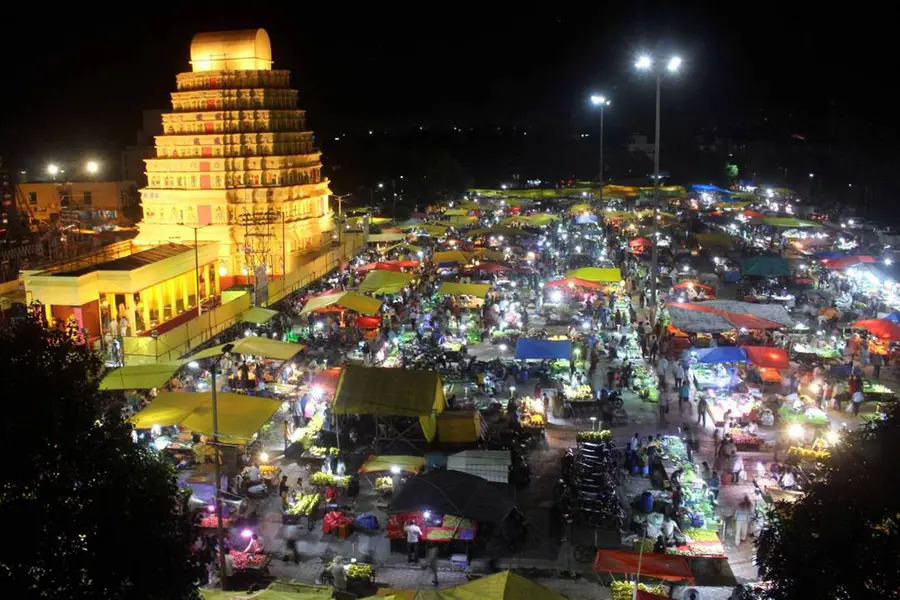വണക്കം മധുരെ; കൊല്ലത്ത് നിന്ന് തെങ്കാശി വഴി ട്രെയിനില് ഒരു മധുര യാത്ര