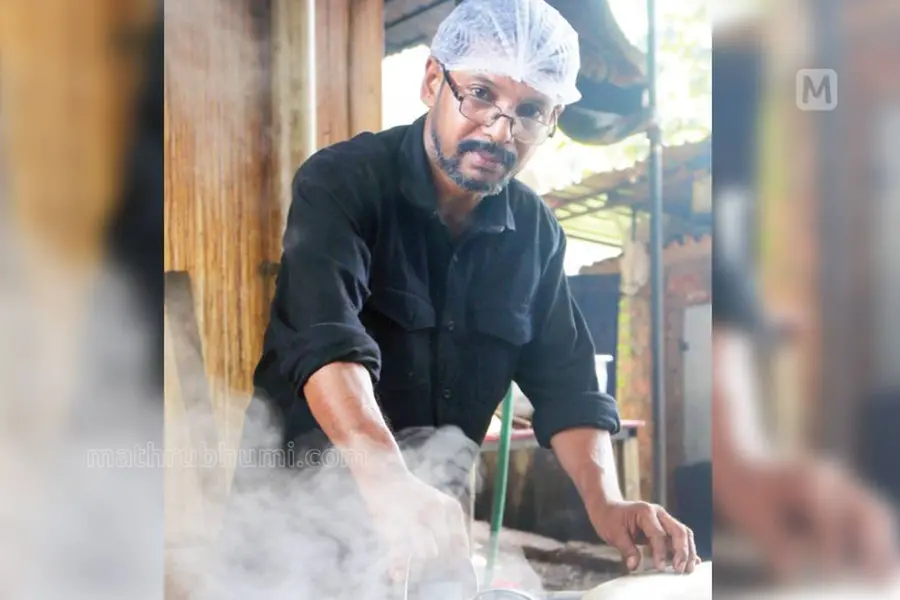 അകത്തും പുറത്തും തീക്കനല്ച്ചൂട്: പവിത്രന് തീക്കുനി ജീവിതം പാകം ചെയ്യുകയാണ്