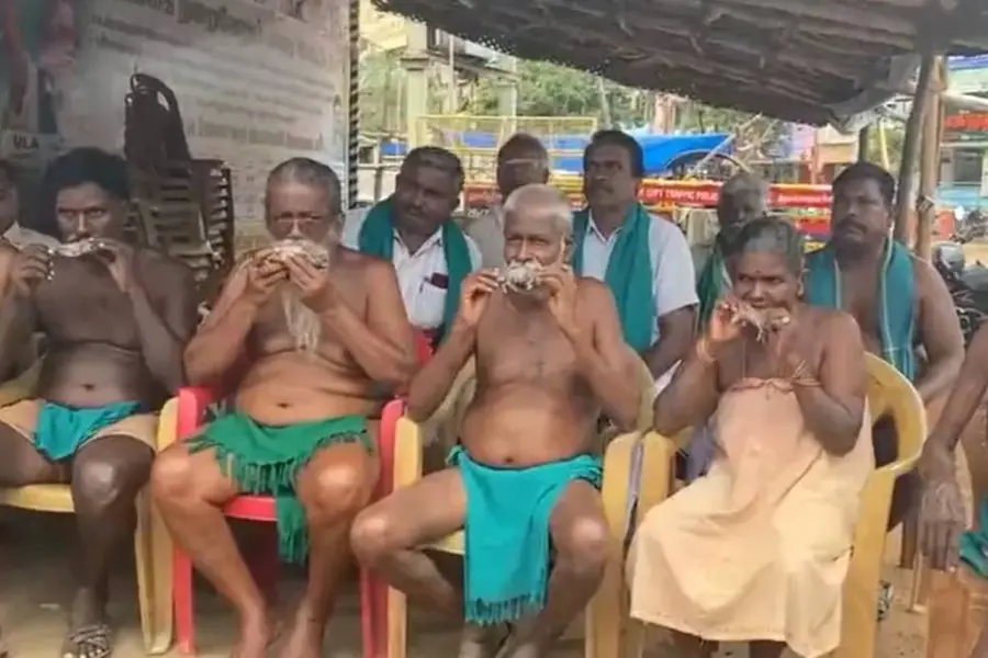 കവേരി നദീജലം: ബെംഗളൂരു ബന്ദിനിടെ തമിഴ്നാട്ടിലും പ്രതിഷേധം; വായില് ചത്ത എലിയുമായി കര്ഷകര്