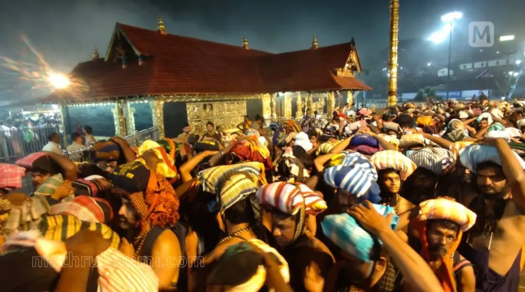വൃശ്ചിക പുലർച്ചെ ശബരിമല സന്നിധാനത്ത് അനുഭവപ്പെട്ട തിരക്ക് | ഫോട്ടോ - സി. സുനില്കുമാര് / മാതൃഭൂമി