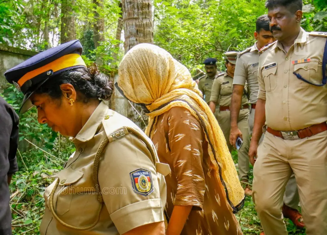 കൊല്ലം പൂയപ്പിള്ളി കാറ്റാടിയിൽ ആറുവയസ്സുകാരിയെ തട്ടിക്കൊണ്ടുപോയ കേസിലെ പ്രതി അനിതകുമാരിയെ തെങ്ങുവിളയിലെ ഫാംഹൗസിൽ എത്തിച്ച് തെളിവെടുപ്പ് നടത്തുന്നു | ഫോട്ടോ: സുധീർമോഹൻ / മാതൃഭൂമി