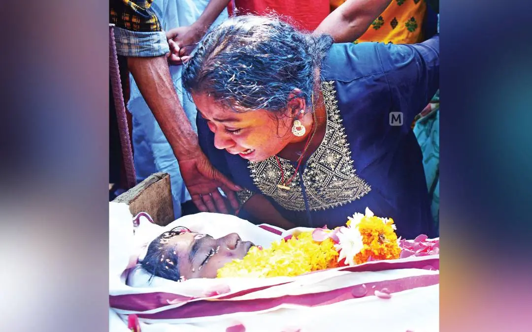 അനൂപിന്റെ മൃതദേഹം കലവൂർ മുണ്ടുപറമ്പിൽ വീട്ടിൽ എത്തിച്ചപ്പോൾ പൊട്ടിക്കരയുന്ന അമ്മ ദിവ്യമോൾ