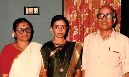 എൻ.വി. കൃഷ്ണവാര്യർ, ഭാര്യ പി.വി. ലക്ഷ്മിക്കുട്ടി എന്നിവർക്കൊപ്പം മകൾ ഡോ. വാണി കൃഷ്ണവാര്യർ (ഫയൽ ഫോട്ടോ)