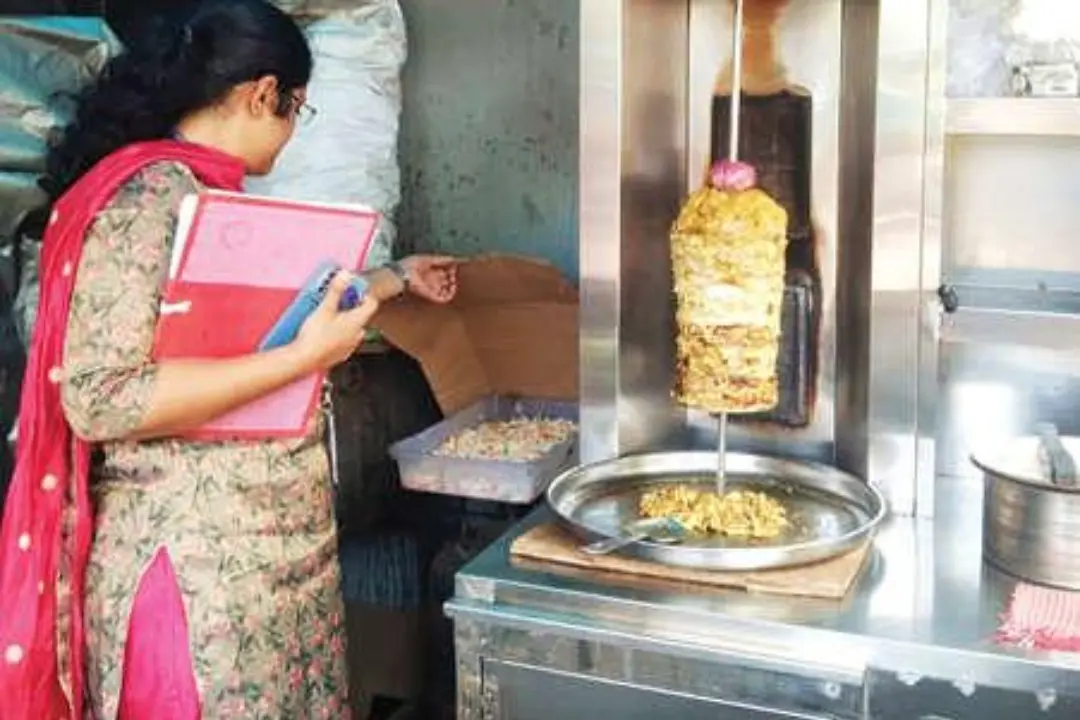 ഭക്ഷ്യസുരക്ഷാ ഉദ്യോഗസ്ഥർ ഷവർമ കടയിൽ പരിശോധന നടത്തുന്നു | ഫോട്ടോ: മാതൃഭൂമി