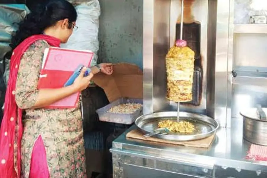 സംസ്ഥാനത്തെ ഷവര്മ വിൽപനശാലകളിൽ മിന്നല്പരിശോധന; 148 കടകളിലെ വിൽപന തടഞ്ഞു