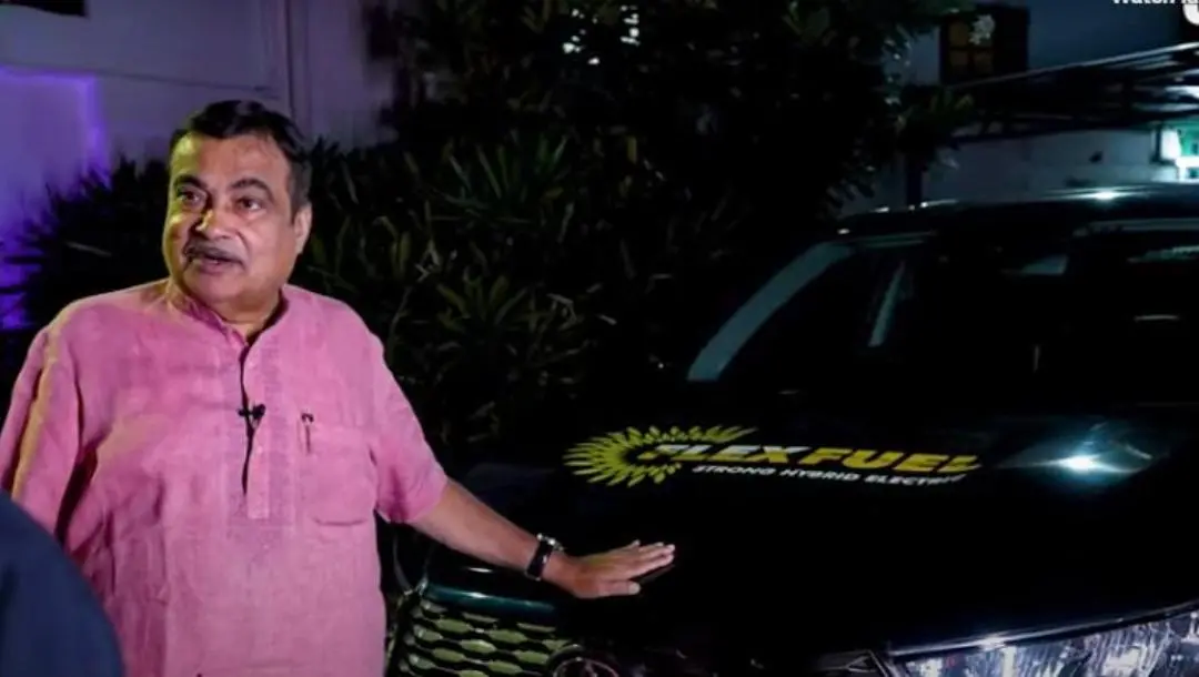 നിതിന്‍ ഗഡ്കരി അദ്ദേഹത്തിന്റെ ഇന്നോവ ഹൈക്രോസിന് സമീപം | Photo: Toutube/Jist