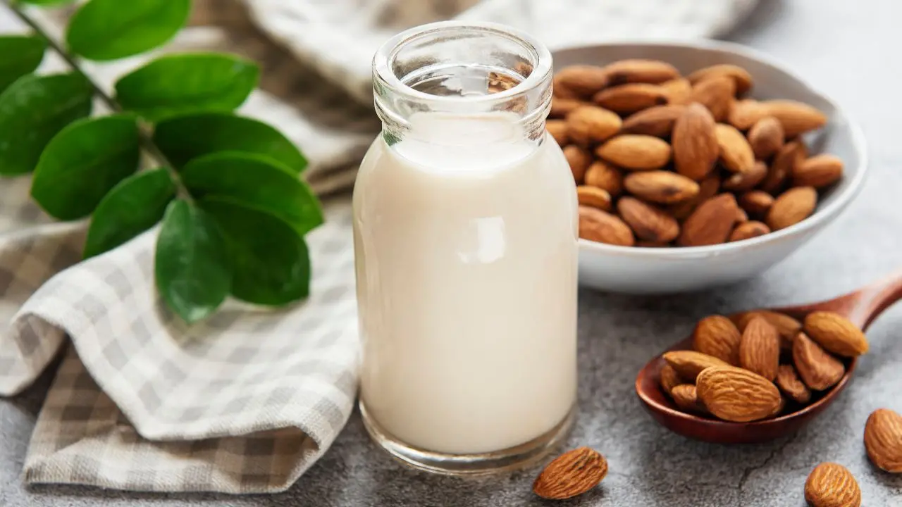 photo|almond milk|canva