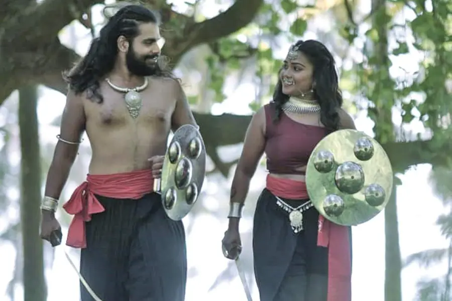 കളരിത്തറയില് കുരുത്തോലകൊണ്ട് പന്തല്,വിവാഹവേഷമായി കളരിയുടെ പരമ്പരാഗതവസ്ത്രം;വ്യത്യസ്തമായൊരു വിവാഹം