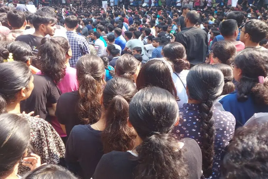 വസ്ത്രം വലിച്ചുകീറി,ദൃശ്യം പകർത്തി; വാരാണസി IIT-യിൽ വിദ്യാർഥിനിക്ക് നേരേ ലൈംഗികാതിക്രമം, വൻപ്രതിഷേധം