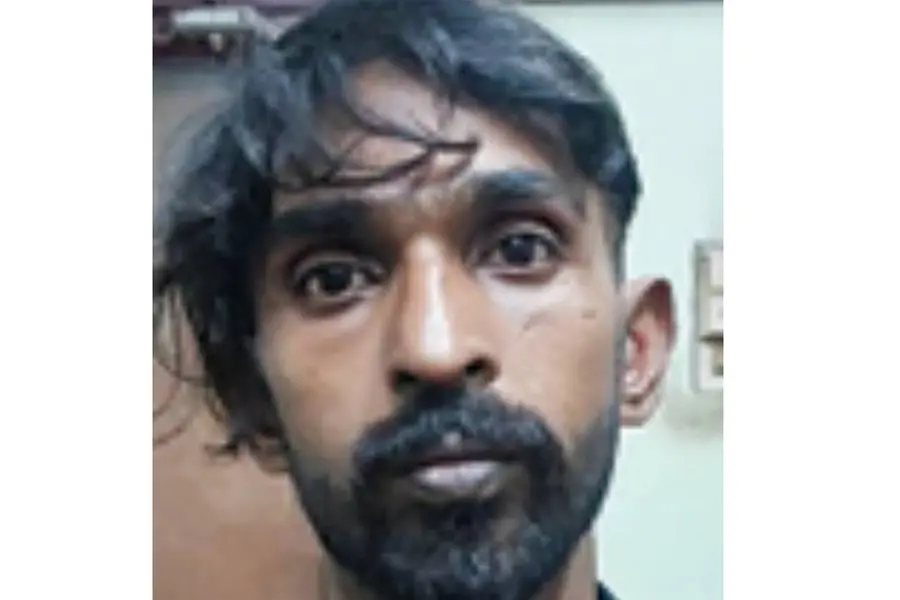 എറണാകുളത്ത് ബലാത്സംഗം, പിന്നാലെ മോഷ്ടിച്ച ബൈക്കുമായി കോഴിക്കോട്ടേക്ക്; കൈയിൽ എയർപിസ്റ്റളും കത്തിയും