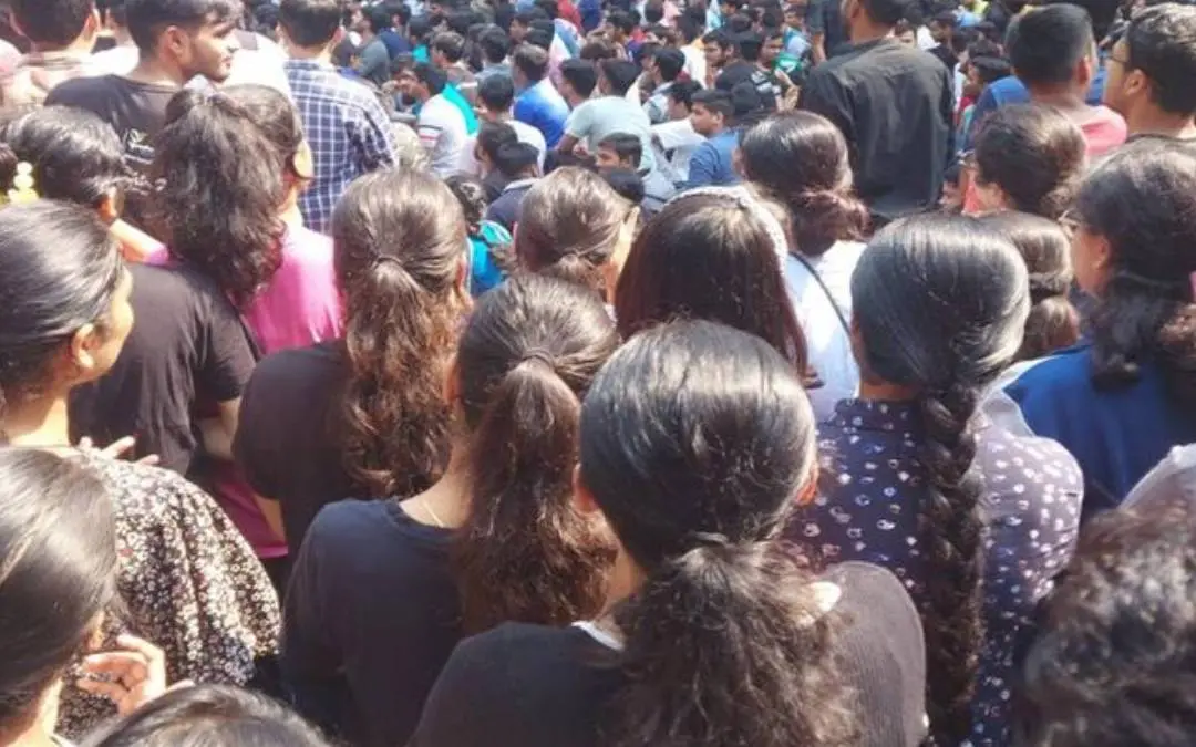 വിദ്യാര്‍ഥിനി അതിക്രമത്തിനിരയായ സംഭവത്തില്‍ ഐ.ഐ.ടി. കാമ്പസില്‍ വിദ്യാര്‍ഥികള്‍ പ്രതിഷേധിച്ചപ്പോള്‍ | ഫയല്‍ചിത്രം | Photo: twitter.com/fmc_weekend