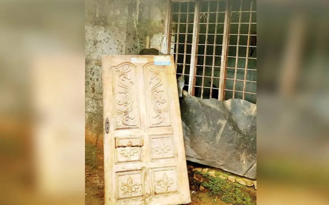 അക്രമികൾ തകർത്ത കതക്