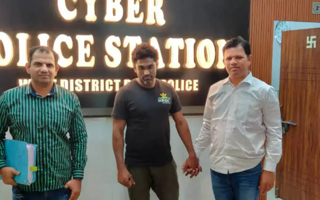 പിടിയിലായ പ്രതിയുമായി(നടുവില്) പോലീസ് ഉദ്യോഗസ്ഥര് | Photo Courtesy: NDTV