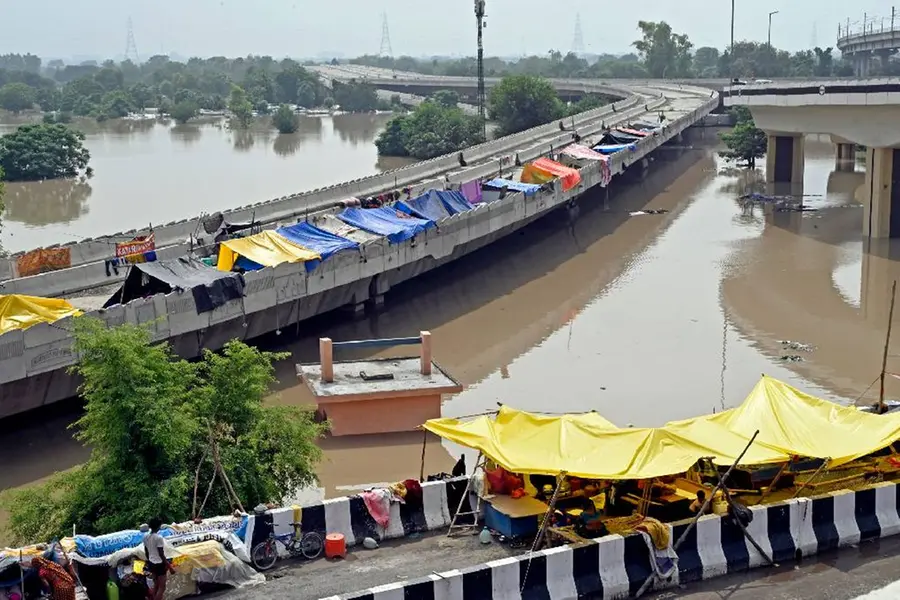കരകവിഞ്ഞ് യമുന; ഡല്ഹിയില് വെള്ളക്കെട്ട്, ജാഗ്രത