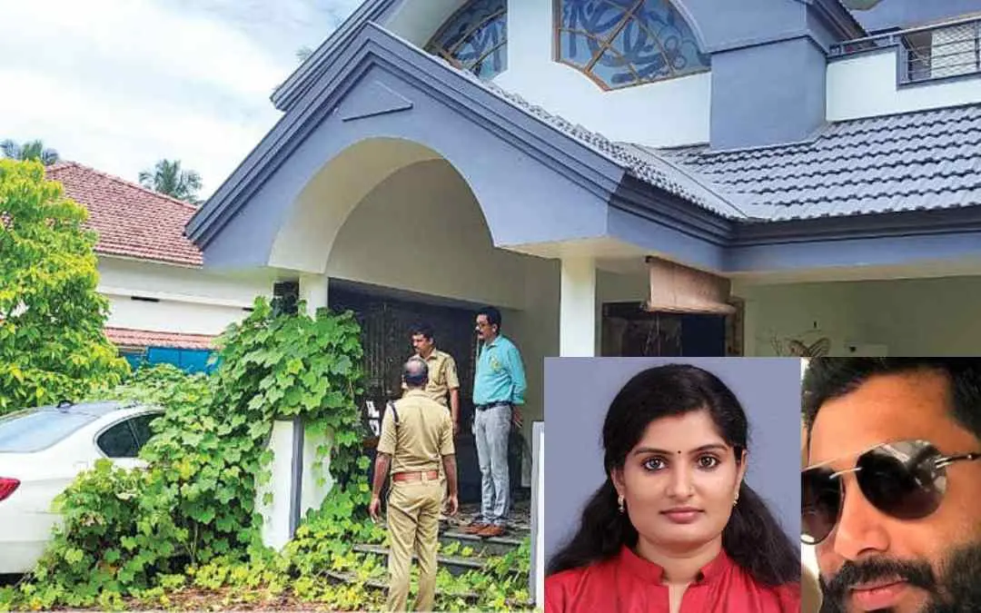 സി.ബി.ഐ. ഉദ്യോഗസ്ഥര് ഷൈബിന് അഷ്റഫിന്റെ നിലമ്പൂരിലെ വീട്ടില് പരിശോധനക്കെത്തിയപ്പോള്. ഇന്സെറ്റില് കൊല്ലപ്പെട്ട ഡെന്സിയും ഹാരിസും