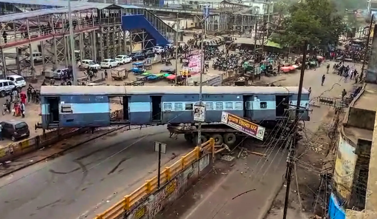അപകടത്തില്പ്പെട്ട ട്രക്ക് I Photo: PTI