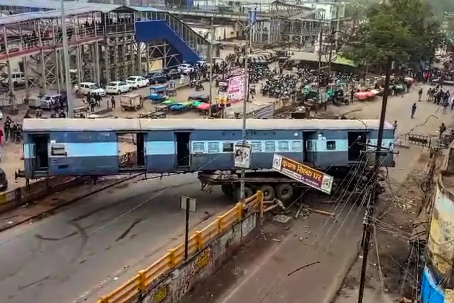 തീവണ്ടിയുടെ കോച്ചുമായി പോയ ട്രക്ക് അപകടത്തില്‍പ്പെട്ടു, തടിച്ചുകൂടി ജനം; ഗതാഗതം തടസപ്പെട്ടു