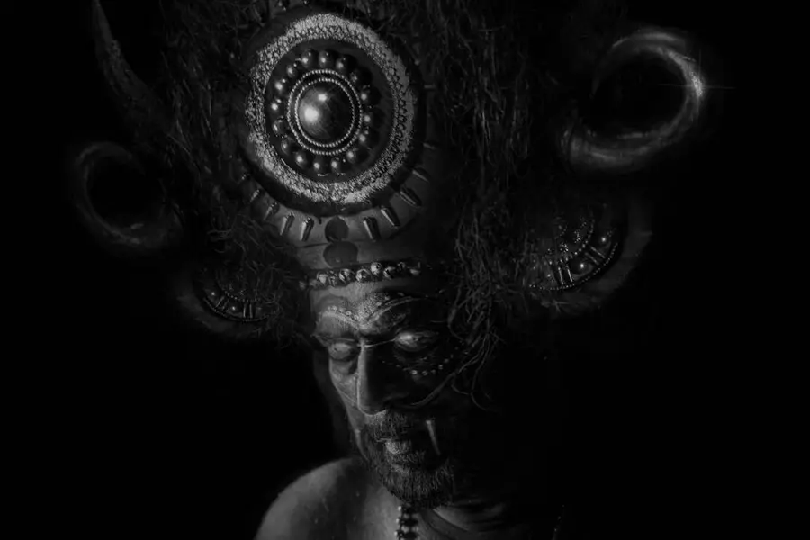 ഇന്നേവരെ കാണാത്ത ലുക്ക് എന്ന് ആരാധകർ, 'ഭ്രമയുഗ'ത്തിന്റെ ഞെട്ടിക്കുന്ന പുതുവത്സര പോസ്റ്റർ