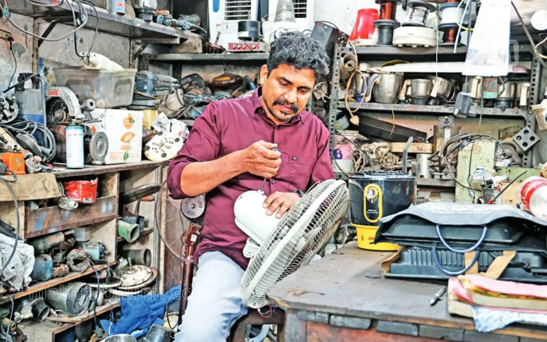 സിജിൻ തൃപ്പൂണിത്തുറയിലെ തന്റെ ഇലക്ട്രിക്കൽ കടയിൽ | ഫോട്ടോ : മാതൃഭൂമി