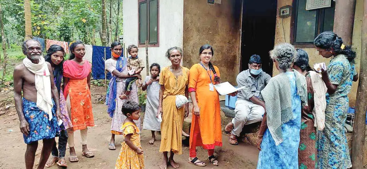 ആദിവാസികൾക്കിടയിൽ കണക്കെടുപ്പ് നടത്തുന്ന എം.പി. സുനു