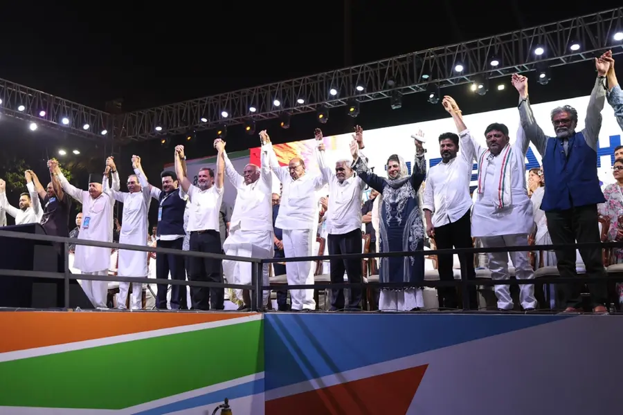 'മോദി വെറും നടൻ, BJP ഊതിവീർപ്പിച്ച ബലൂൺ'; കരുത്ത് തെളിയിച്ച് ഇന്ത്യ സഖ്യത്തിന്റെ മുംബൈ മഹാറാലി