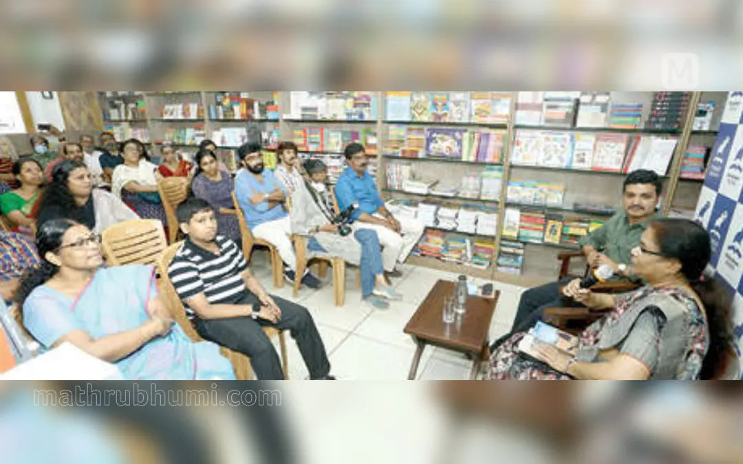 മാതൃഭൂമി ബുക്‌സില്‍ നടന്ന വായനക്കാരുടെ പ്രതിമാസ കൂട്ടായ്മയില്‍ ടി.പി. രാജീവന്റെ 'പുറപ്പെട്ടു പോകുന്ന വാക്ക്' എന്ന പുസ്തകത്തെക്കുറിച്ച് രശ്മി കിട്ടപ്പ സംസാരിക്കുന്നു. മോഡറേറ്റര്‍ പ്രവീണ്‍ ചന്ദ്രന്‍ സമീപം.