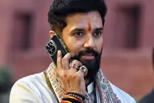 'ചിരാഗ് സീറ്റുകള്‍വിറ്റു'; LJP-യില്‍ പൊട്ടിത്തെറി, 22 നേതാക്കള്‍ രാജിവെച്ചു,ഇന്ത്യസഖ്യത്തിന് പിന്തുണ
