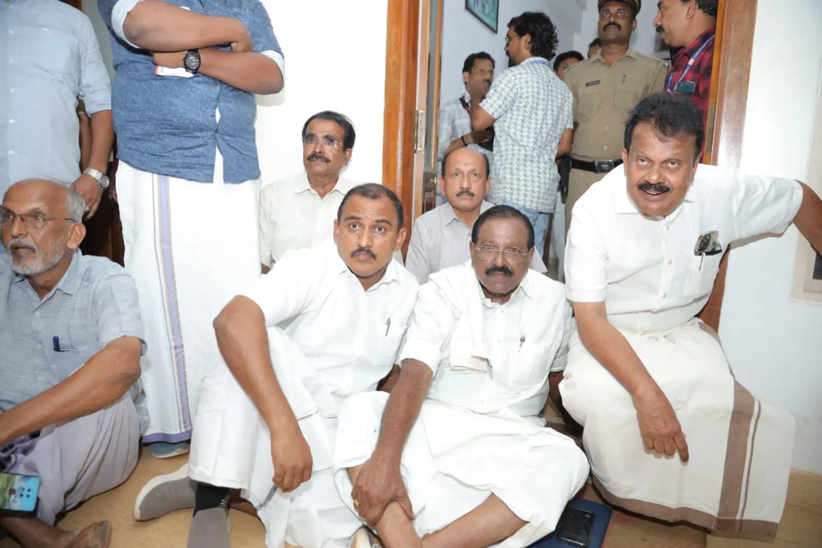 കളക്ടറുടെ ചേമ്പറിനു മുന്നില് കുത്തിയിരുന്ന് പ്രതിഷേധിക്കുന്ന രാജ്മോഹന് ഉണ്ണിത്താന് | Image courtesy: https://www.facebook.com/rajmohanunnithaan