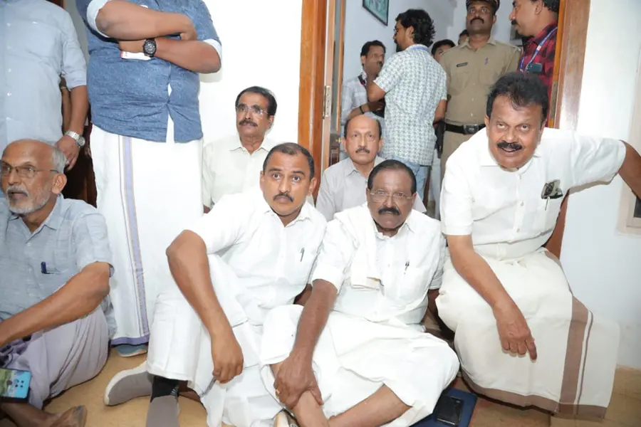പത്രികാസമര്പ്പണത്തിന് ഒന്നാം ടോക്കണ് കിട്ടിയില്ല, കളക്ടറോട് പിണങ്ങി ഉണ്ണിത്താന്, പ്രതിഷേധം