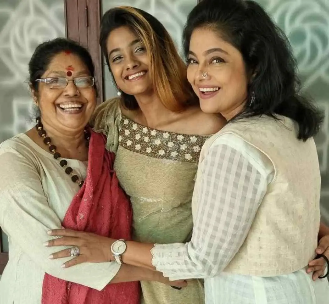 അമ്മയ്ക്കും മകള്ക്കുമൊപ്പം മഞ്ജു പിള്ള | Photo: instagram/ manju pillai