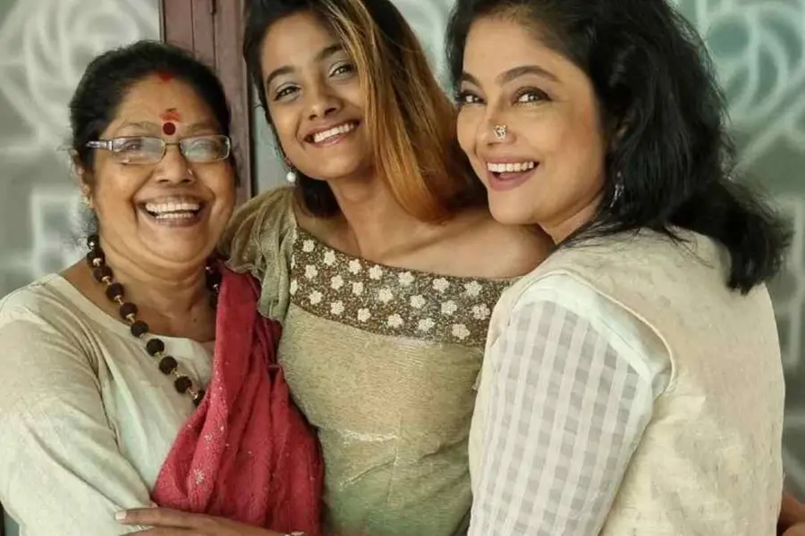 'മകള് ദയയെ പ്രസവിച്ചശേഷം ഞാന് ആദ്യം ആവശ്യപ്പെട്ടത് അമ്മയെ കാണണം എന്നായിരുന്നു'; മഞ്ജു പിള്ള
