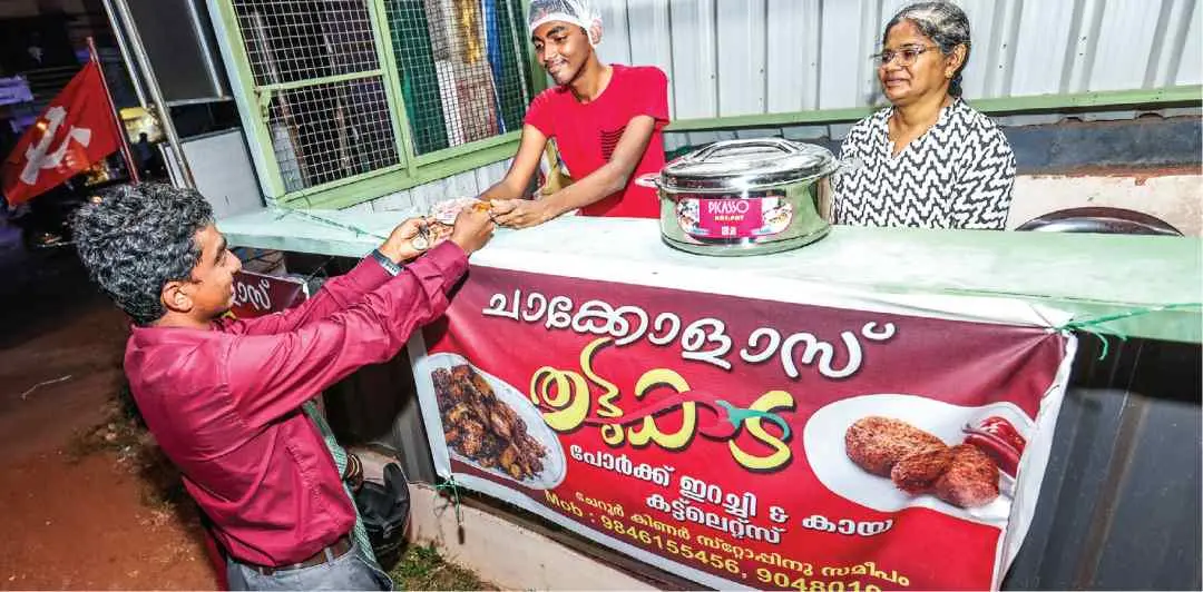 ഇയാന് മാതാവ് ലിന്സിയോടൊപ്പം ചേറൂരിലെ തട്ടുകടയില് | Photo: Mathrubhumi