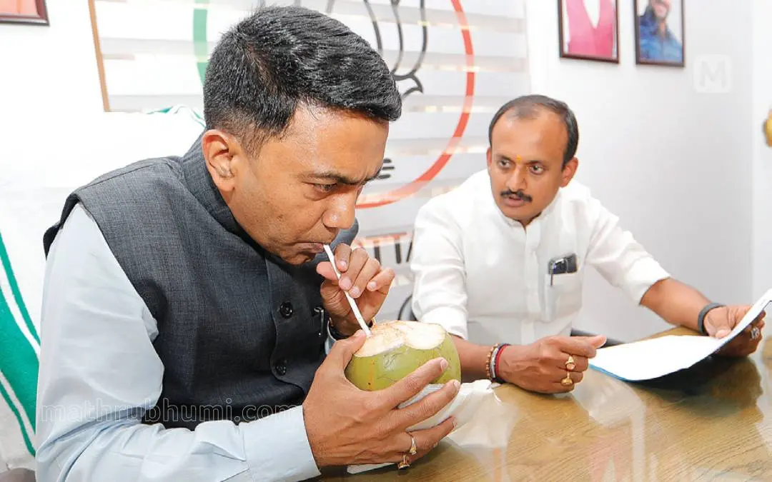 കേരളത്തിലെ തിരഞ്ഞെടുപ്പുമുന്നൊരുക്കങ്ങള്ക്കായി ബുധനാഴ്ച ഉച്ചയ്ക്ക് കോട്ടയം ബി.ജെ.പി. ഓഫീസിലെത്തിയ ഗോവ മുഖ്യമന്ത്രി പ്രമോദ് സാവന്ത് കരിക്ക് കുടിച്ച് ദാഹമകറ്റുന്നു. ബി.ജെ.പി. ജില്ലാ പ്രസിഡന്റ് ലിജിന് ലാല് സമീപം. ബുധനാഴ്ച കോട്ടയത്തെ ചൂട് 35 ഡിഗ്രി ആയിരുന്നു | ഫോട്ടോ: ഇ.വി. രാഗേഷ്/ മാതൃഭൂമി