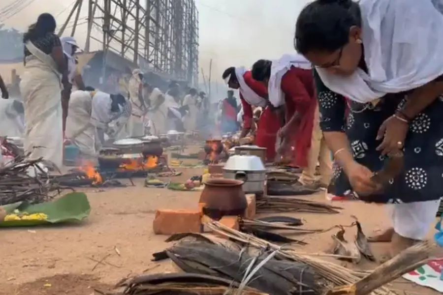 ആറ്റുകാൽ പൊങ്കാല അർപ്പിച്ച് ഭക്തർ