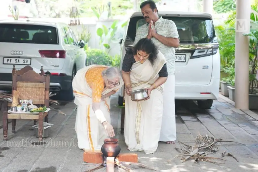 ആറ്റുകാല് പൊങ്കാല അര്പ്പിച്ച് സുരേഷ് ഗോപിയും ഭാര്യയും