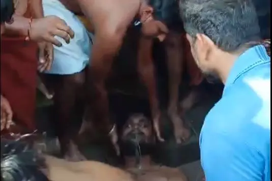 യുവാവിനെ പുറത്തെത്തിച്ചപ്പോള്