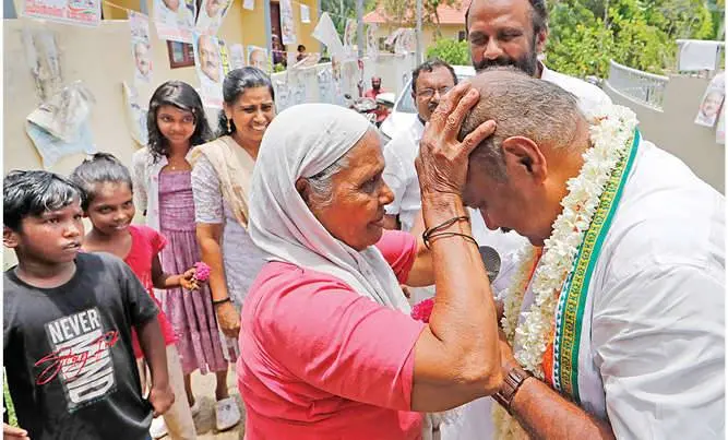 .വാഹന പ്രചാരണ ജാഥയ്ക്കിടയിൽ സംക്രാന്തി വട്ടമുകൾ കോളനിയിലെത്തിയ കോട്ടയത്തെ യു.ഡി.എഫ്. സ്ഥാനാർഥി ഫ്രാൻസിസ് ജോർജിനെ തലയിൽ കൈവെച്ച് അനുഗ്രഹിക്കുന്ന കുൽസം ബീവി |ഫോട്ടോ-ഇ.വി. രാഗേഷ്