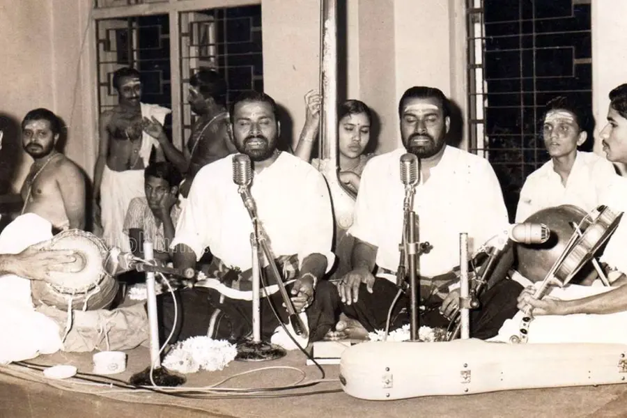 പറഞ്ഞുതീർന്നതും അയാൾ ഷർട്ട് പൊക്കി വയറ്റത്തടിച്ച് പാടിത്തുടങ്ങി, അങ്ങനെ ആ ഹിറ്റ് പാട്ട് പിറന്നു