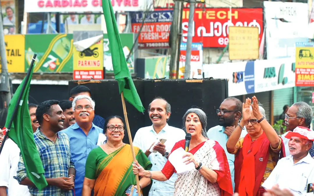 എൽ.ഡി.എഫ്. സ്ഥാനാർഥി ആനി രാജയുടെ തിരഞ്ഞെടുപ്പ് പ്രചാരണാർഥം കല്പറ്റയിൽ നടത്തിയ റോഡ്‌ ഷോയുടെ സമാപനയോഗത്തിൽ സി.പി.എം. പൊളിറ്റ് ബ്യൂറോ അംഗം വൃന്ദാ കാരാട്ട് ഐ.എൻ.എലിന്റെ പച്ചക്കൊടി ഉയർത്തിക്കാണിക്കുന്നു