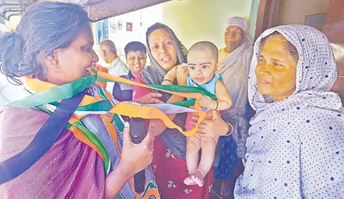 വിടാതെ പിടിച്ച്... ആലത്തൂർ ലോക്സഭാ മണ്ഡലം യു.ഡി.എഫ്. സ്ഥാനാർഥി രമ്യാ ഹരിദാസ് തൃപ്പാളൂർ തെക്കുംമുറിയിൽ പ്രചാരണത്തിനിടെ കൈക്കുഞ്ഞിനെ കൈയിലെടുത്ത് പാട്ടുപാടിയശേഷം തിരികെ കൊടുക്കുമ്പോൾ, റിബൺ മാല പിടിച്ചെടുക്കുന്ന കുഞ്ഞ്| ഫോട്ടോ: പി.പി. രതീഷ്