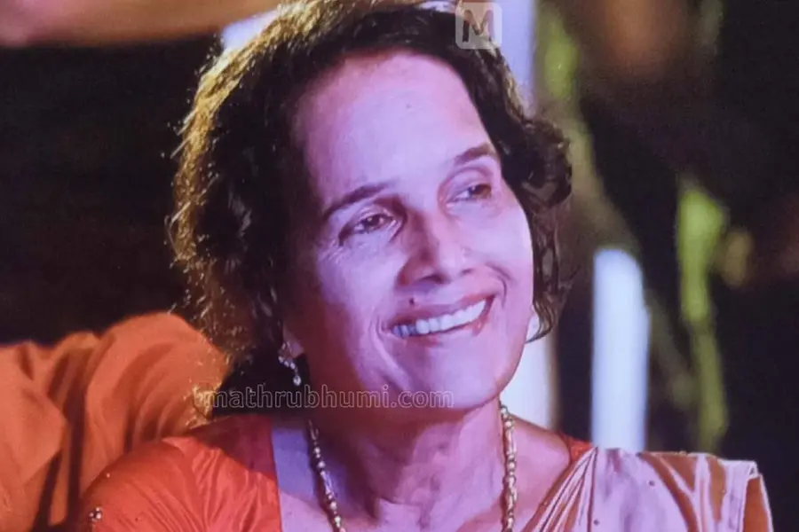 മോന്സണ് മാവുങ്കലിന്റെ ഭാര്യ പെന്ഷന് വാങ്ങാന് വരിനില്ക്കുന്നതിനിടെ കുഴഞ്ഞുവീണ് മരിച്ചു
