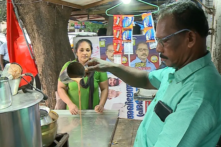 ഇവിടെയുണ്ട് തിരഞ്ഞെടുപ്പില് മത്സരിക്കുന്ന ചായക്കടക്കാരന്;ചാല മോഹനനും ചില തിരഞ്ഞെടുപ്പ് വിചാരങ്ങളും
