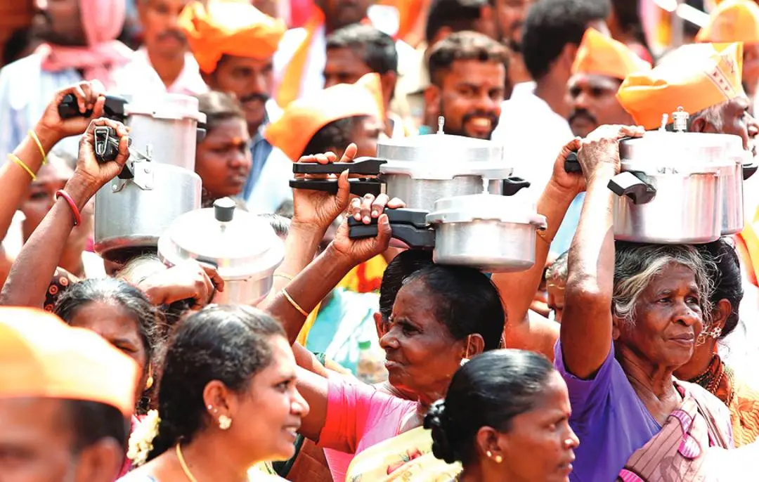 തേനിയിലെ എന്‍.ഡി.എ. സ്ഥാനാര്‍ഥി ടി.ടി.വി. ദിനകരനുവേണ്ടി കുക്കറുമായി പ്രചാരണം നടത്തുന്ന പ്രവര്‍ത്തകര്‍ |ഫോട്ടോ: വി. രമേഷ്