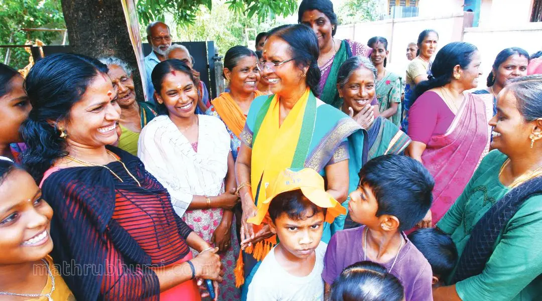 ആലത്തൂർ ലോക്സഭാമണ്ഡലം എൻ.ഡി.എ. സ്ഥാനാർഥി ടി.എൻ. സരസു കുഴൽമന്ദം പുത്തൻതറയിൽ വോട്ടഭ്യർഥിക്കുന്നു |ഫോട്ടോ: അരുൺ കൃഷ്ണൻകുട്ടി