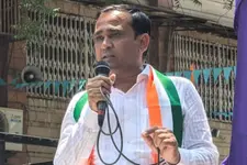 'പാര്‍ട്ടി വഞ്ചിച്ചു'; സൂറത്തില്‍ പത്രിക പിന്‍വലിച്ച് 'മുങ്ങിയ' കോണ്‍ഗ്രസ് സ്ഥാനാര്‍ഥി തിരിച്ചെത്തി