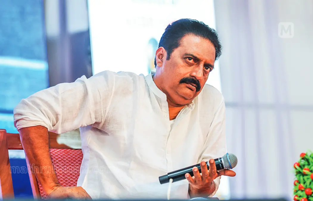സാഹിത്യ അക്കാദമിയിൽ നടക്കുന്ന സാർവദേശീയ സാഹിത്യോത്സവത്തിലെ സംവാദത്തിൽ നടൻ പ്രകാശ്രാജ്. | Mathrubhumi