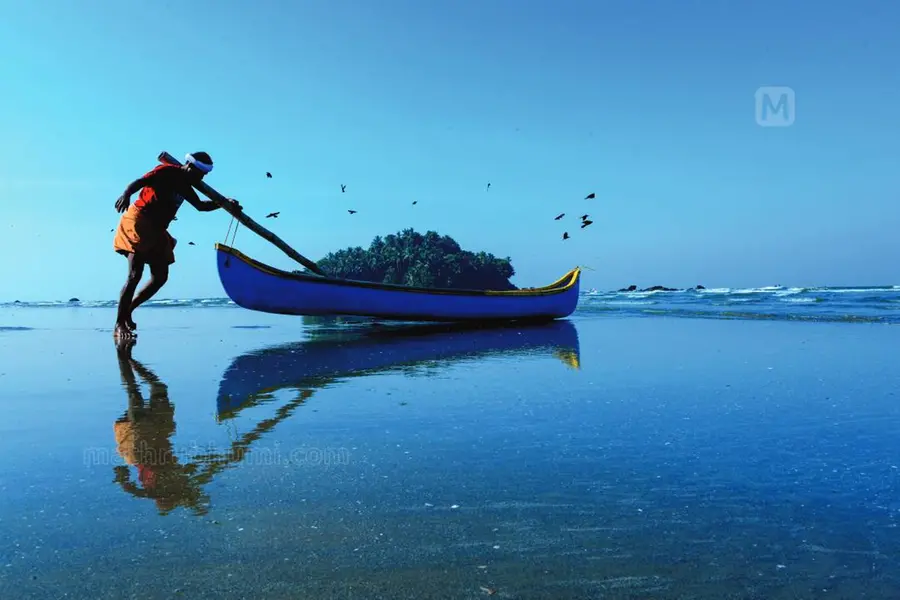 ഒരു കിലോമീറ്റര്‍ കടലിലൂടെ നടക്കാം; ചെന്നെത്തുന്നത് കണ്ണൂരിന്റെ ഈ മരതകദ്വീപില്‍