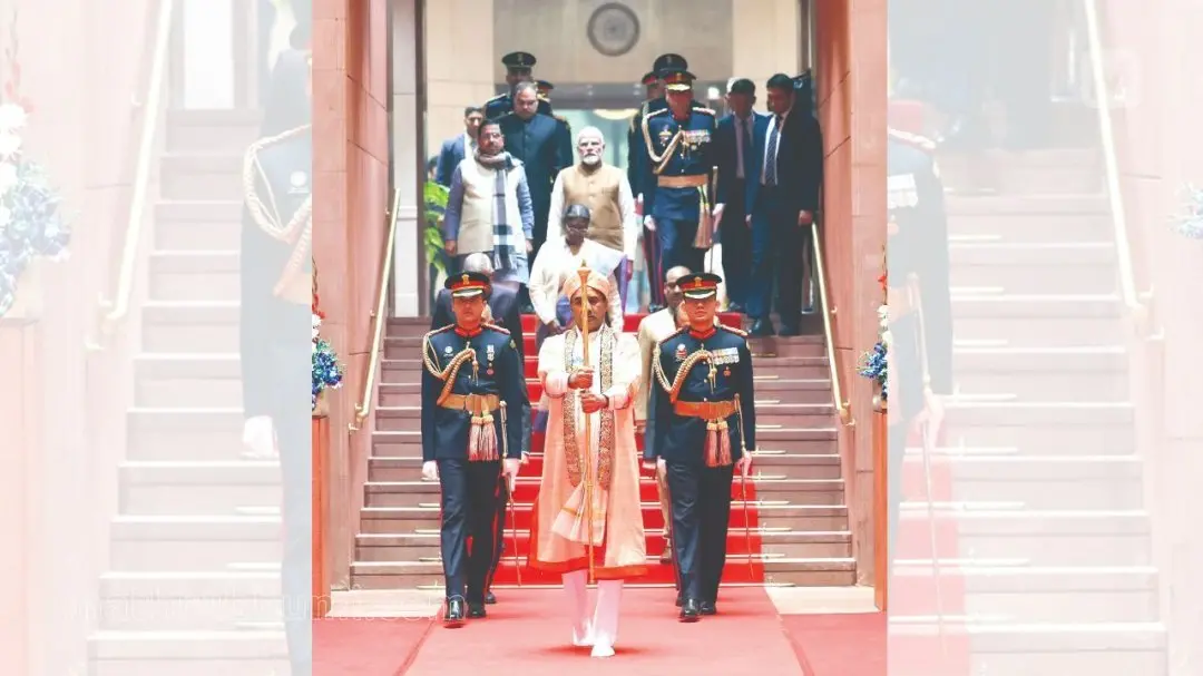 പുതിയ പാര്ലമെന്റ് മന്ദിരത്തിലേക്ക് ചെങ്കോലിന്റെ അകമ്പടിയോടെ എത്തുന്ന രാഷ്ട്രപതി ദ്രൗപതി മുര്മു, പ്രധാനമന്ത്രി നരേന്ദ്രമോദി എന്നിവര് | Image: Mathrubhumi