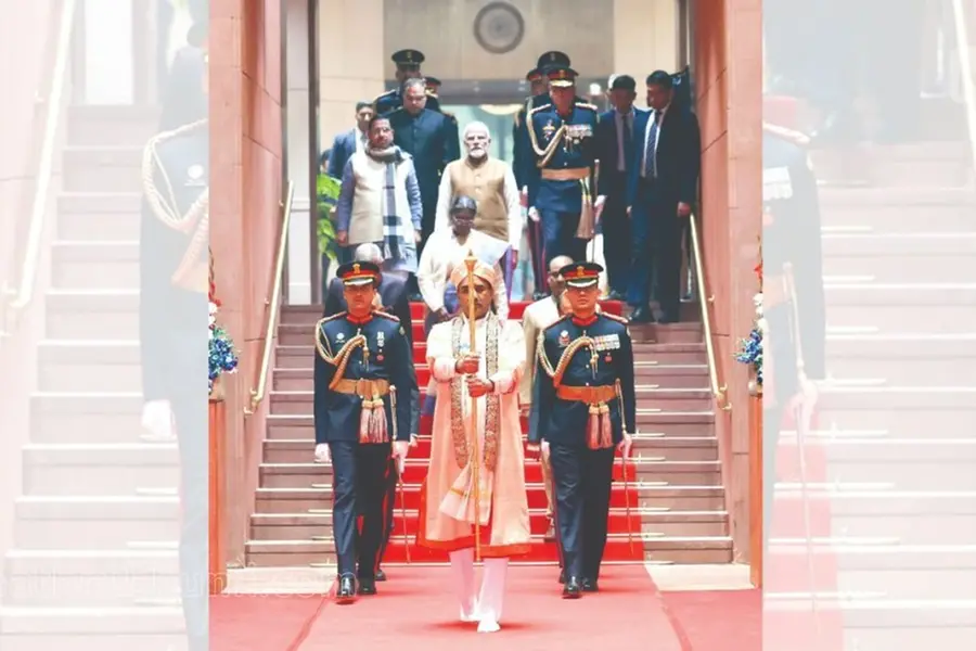 ജനാധിപത്യവേദിയില് രാജാധികാര ചിഹ്നമായ ചെങ്കോല് വരവേല്പ്പ്; പാര്ലമെന്റില് പുതിയ കാഴ്ച