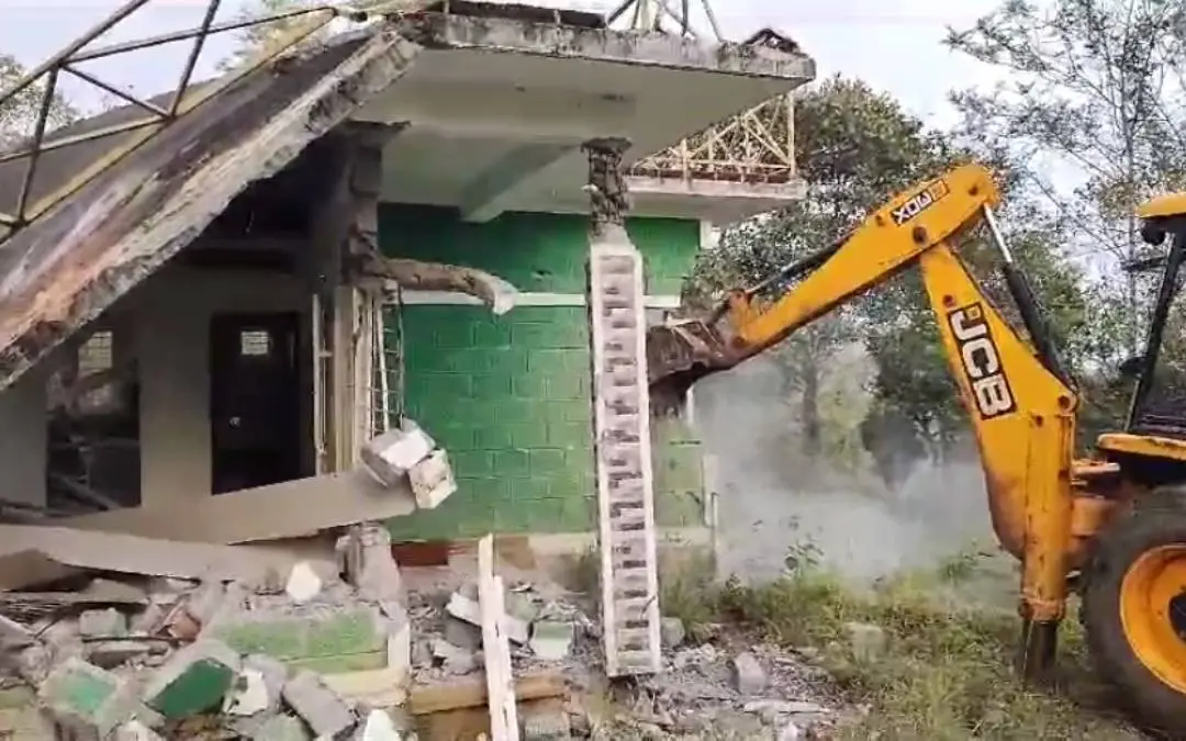 ഭൂമി കൈയ്യേറ്റം ഒഴിപ്പിക്കുന്നതിന്റെ ഭാഗമായി കെട്ടിടം പൊളിച്ചു നീക്കുന്നു | Photo: Screen grab/ Arranged Video